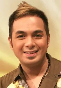 배우, 가수인 킴피 드 레온의 대표 이미지