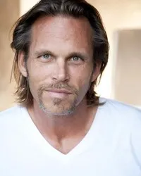 영화배우인 크리스 브라우닝의 대표 이미지