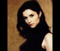 배우인 알레산드라 마르티네즈의 대표 이미지