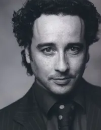 영화배우인 에이든 맥카들의 대표 이미지