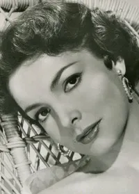 배우인 엘리자베스 셀라스의 대표 이미지