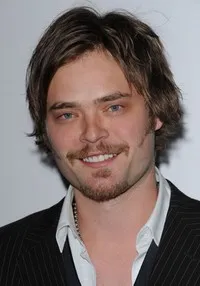 영화배우인 크리스토퍼 백쿠스의 대표 이미지