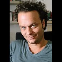 영화감독인 올리버 라이스의 대표 이미지