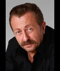 영화배우인 에르칸 칸의 대표 이미지