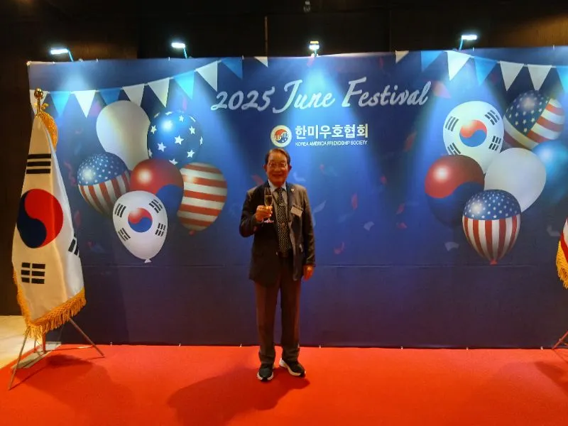 해군제독, (전직)대사, 연구원인 송근호의 대표 이미지