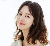 탤런트인 손성윤의 대표 이미지