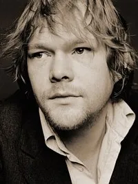 배우인 올리비에 브뢰커의 대표 이미지