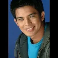 배우인 제이슨 아발로스의 대표 이미지