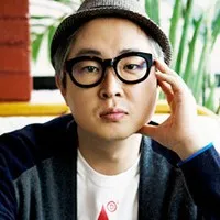 영화감독인 강형철의 대표 이미지