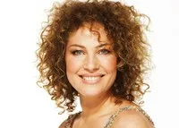 배우인 미아 누우틸라의 대표 이미지