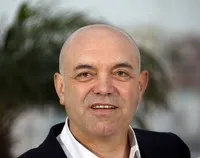 배우, 각본인 에르잔 케살의 대표 이미지