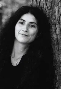 배우인 베히 다나티 아타이의 대표 이미지