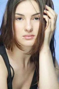 배우인 요안나 플로라의 대표 이미지