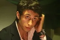 배우인 드라고스 부쿠르의 대표 이미지