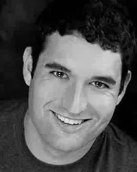 배우인 케이시 페인의 대표 이미지