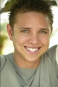 배우인 존 보거의 대표 이미지