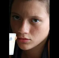 배우인 아네모네 발케의 대표 이미지