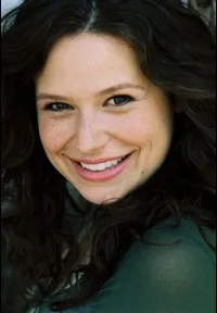 영화배우인 케이티 로우즈의 대표 이미지