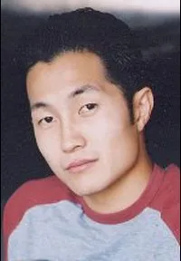 배우인 존 D. 김의 대표 이미지