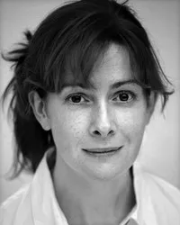 배우인 엠마 필딩의 대표 이미지