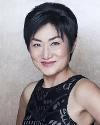 영화배우인 진 윤의 대표 이미지