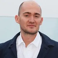영화감독인 제임스 왓킨스의 대표 이미지