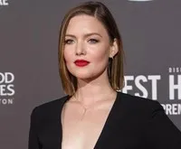 영화배우인 홀리데이 그레인저의 대표 이미지