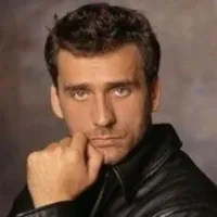 배우인 라이어 애쉬케나지의 대표 이미지