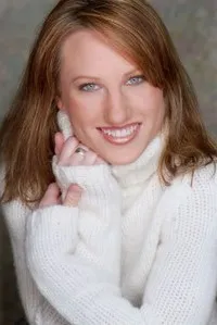 배우인 레이첼 라우의 대표 이미지