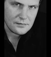 배우인 탐 로드윅의 대표 이미지