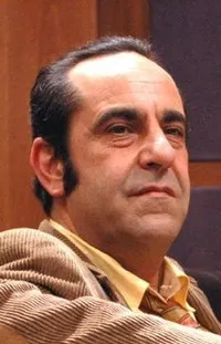 배우인 외즈칸 우구르의 대표 이미지