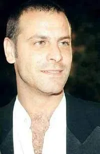 배우인 오잔 구벤의 대표 이미지