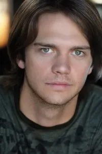 배우인 레인 컴프톤의 대표 이미지