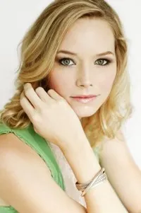 배우인 아드리안느 피커링의 대표 이미지