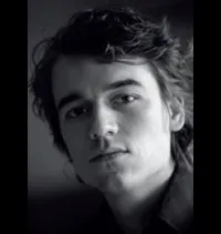 배우인 알렉산더 쿠온의 대표 이미지