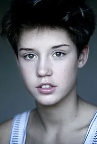 영화배우인 아델 엑사르쇼폴로스의 대표 이미지