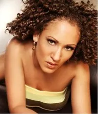 배우인 데이비나 조이의 대표 이미지