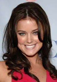 배우인 애슐리 뉴브로우의 대표 이미지