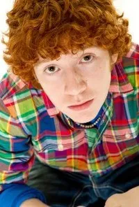 배우인 그레이슨 러셀의 대표 이미지