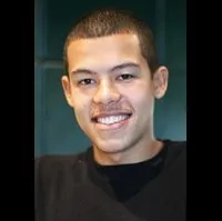 배우인 엘리엇 루이즈의 대표 이미지