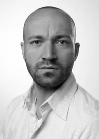 배우인 알리 벤 호스팅의 대표 이미지