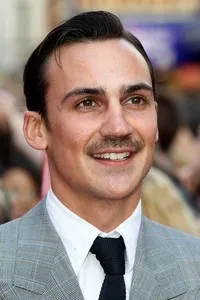 영화배우인 헨리 로이드 휴즈의 대표 이미지