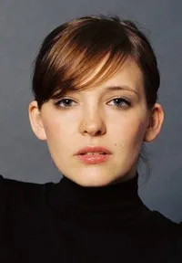 배우인 로라 톤케의 대표 이미지