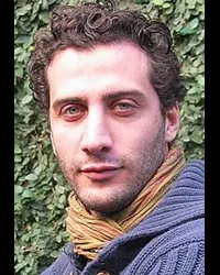 배우인 루치아노 카세레스의 대표 이미지