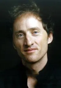 배우인 엠마누엘 빌로도의 대표 이미지