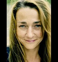 배우인 스테피 쿠네트의 대표 이미지