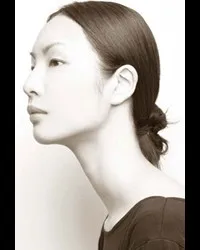 모델, 배우인 사치의 대표 이미지