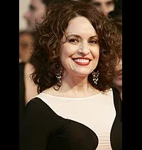 배우인 아드리아나 오조레스의 대표 이미지