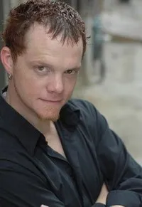 배우, 스턴트맨인 저스틴 웰본의 대표 이미지