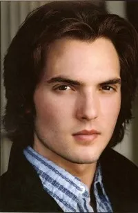 배우인 조슈아 데스로체스의 대표 이미지